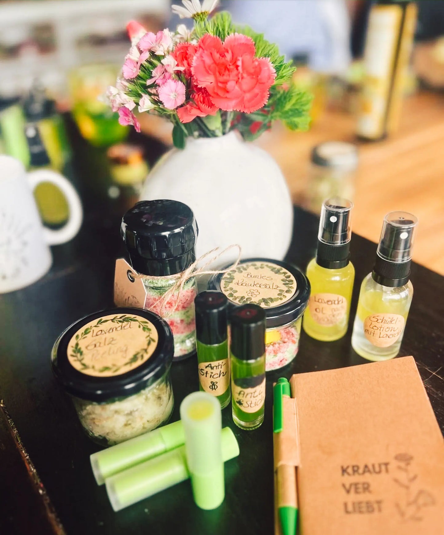 Kräutertag-Geschenke wachsen vor der Tür. Selbstgemachte Geschenke mit Kräutern und Pflanzenkraft