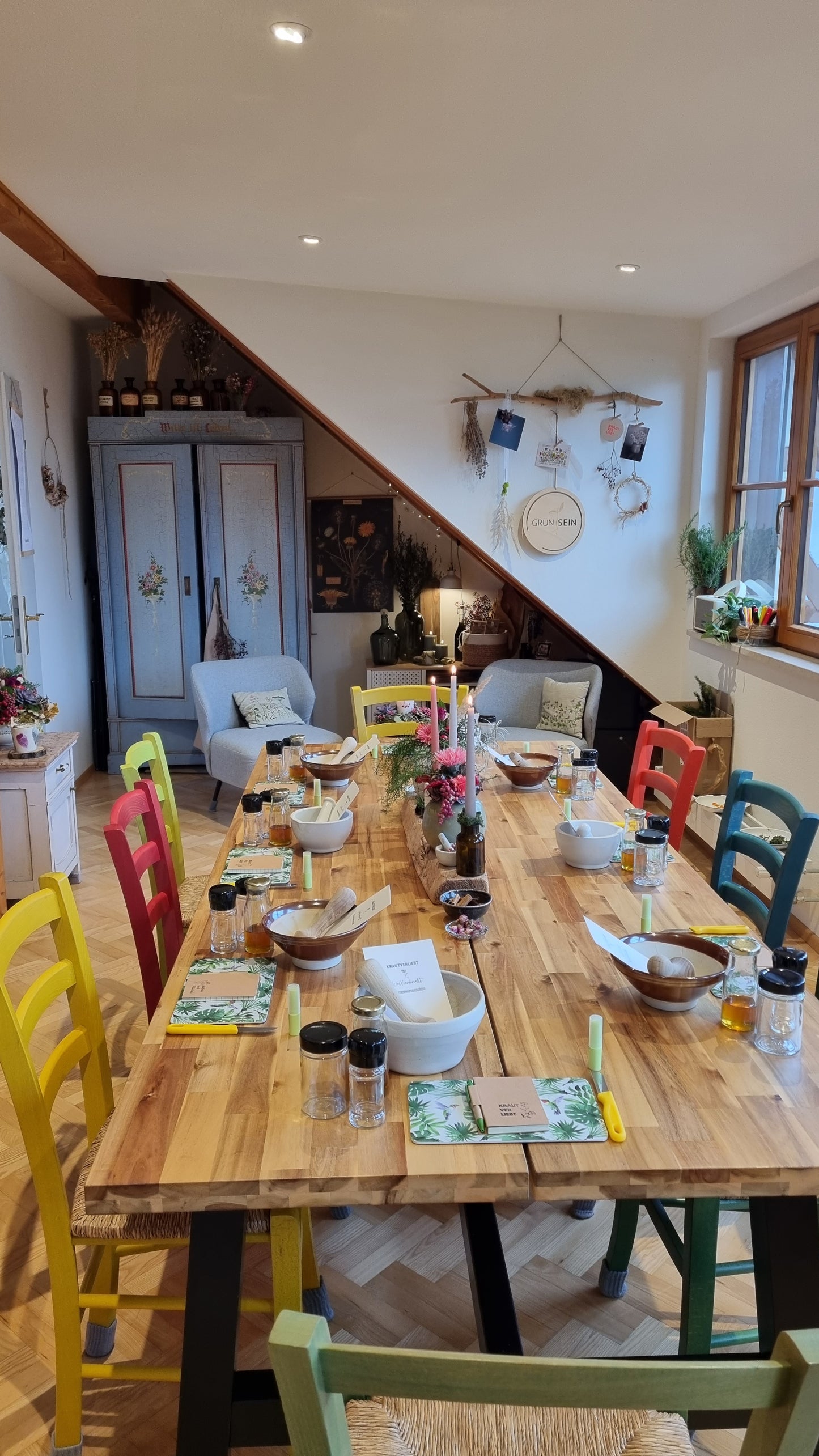 Kräutertag-Geschenke wachsen vor der Tür. Selbstgemachte Geschenke mit Kräutern und Pflanzenkraft