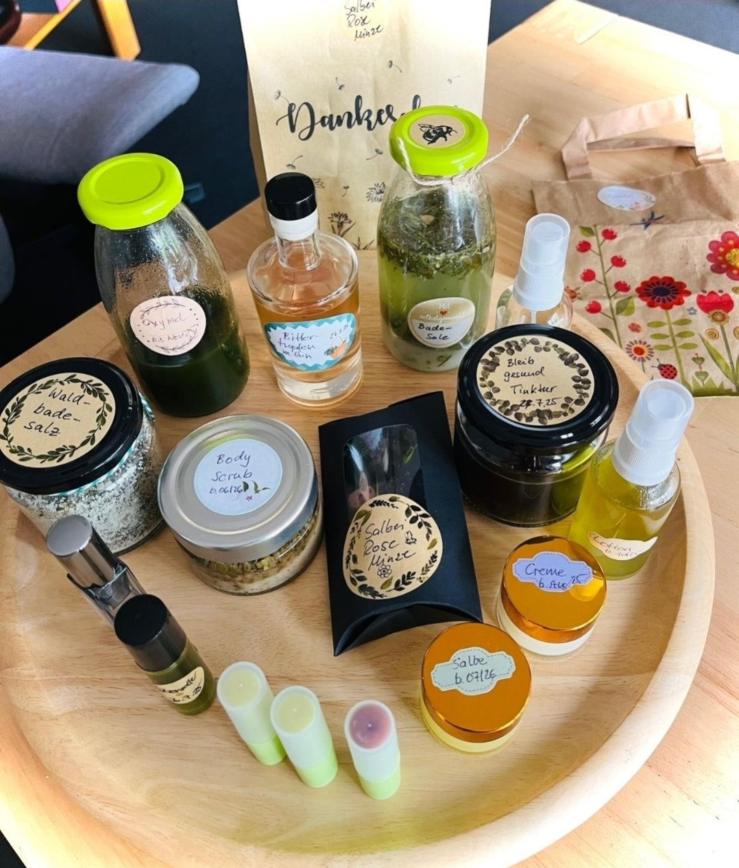 Kräutertag-Geschenke wachsen vor der Tür. Selbstgemachte Geschenke mit Kräutern und Pflanzenkraft