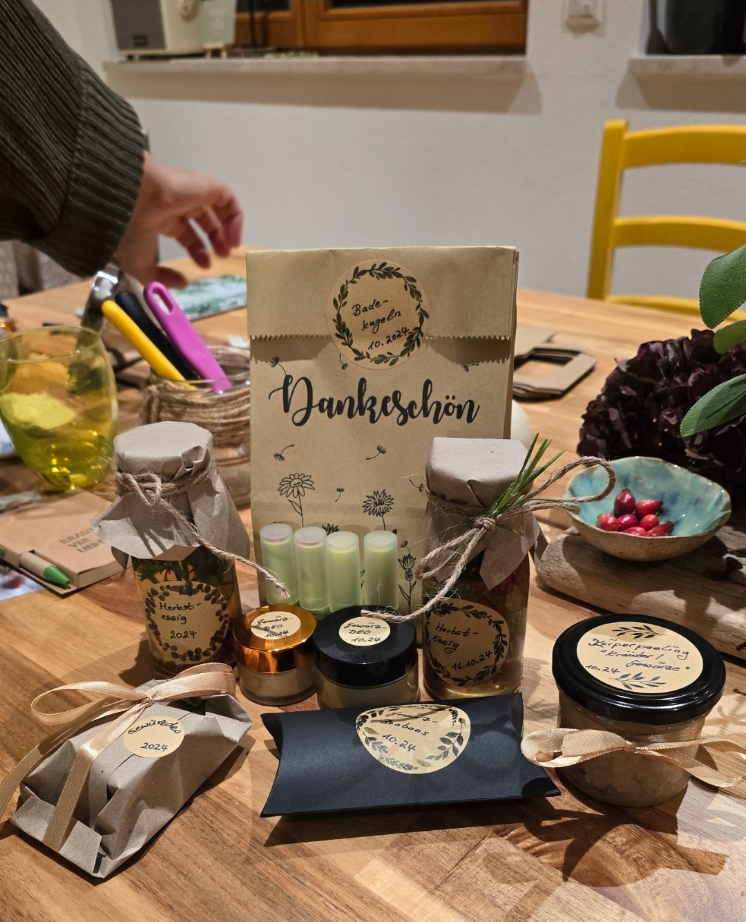 Kräutertag-Geschenke wachsen vor der Tür. Selbstgemachte Geschenke mit Kräutern und Pflanzenkraft