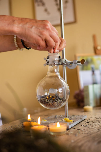 Die Essenz  der Pflanzen- Destillieren & selbstgemachte Naturkosmetik